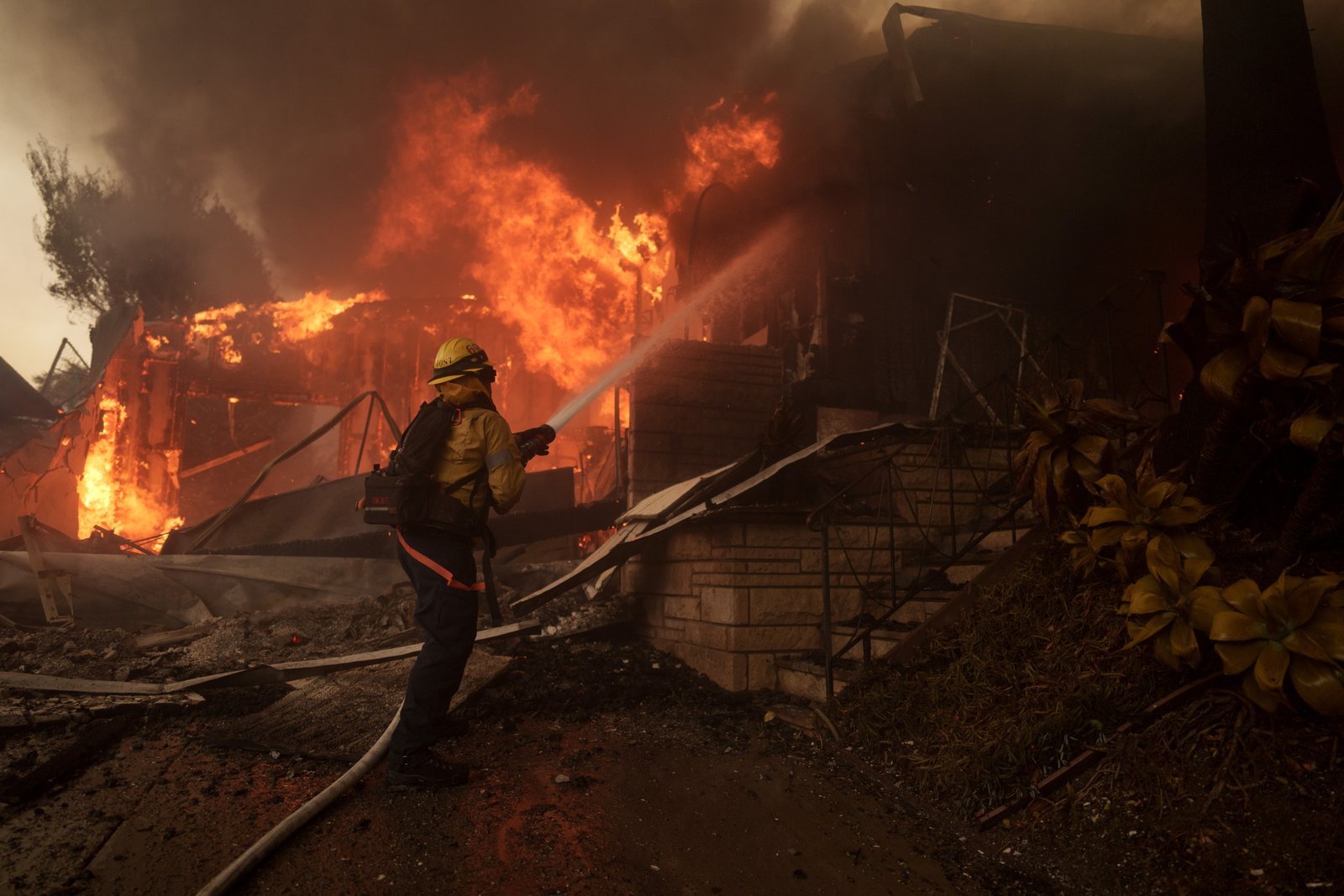 Pacific-Palisades-Wildfire-Gavin-Newsom-State-of-Emergency – Newsweek